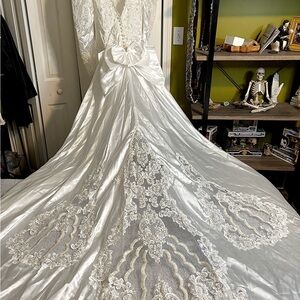 Vtg 1980s Beaded Pearl Lace Wedding Gown w/Detachable 7 ft Train and Veil Size 8